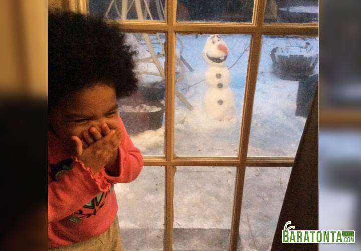 A reação dessa garotinha ao ver o Olaf que o pai dela fez pra ela no quintal