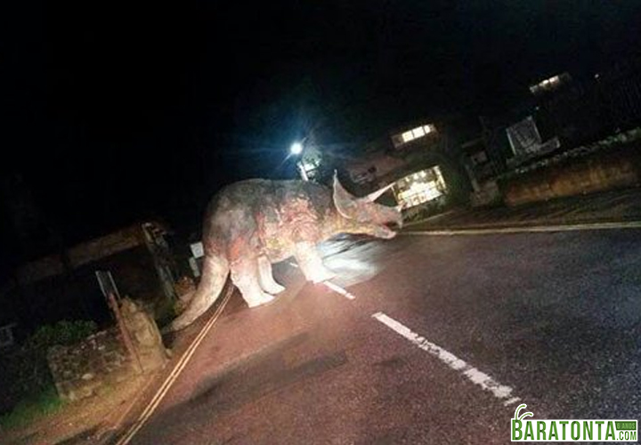 Aquele momento que você ta voltando para casa e tem um dinossauro no caminho