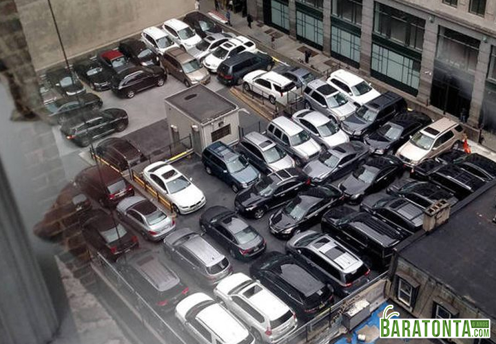 Um prêmio pra quem descobrir como tirar os carros daí
